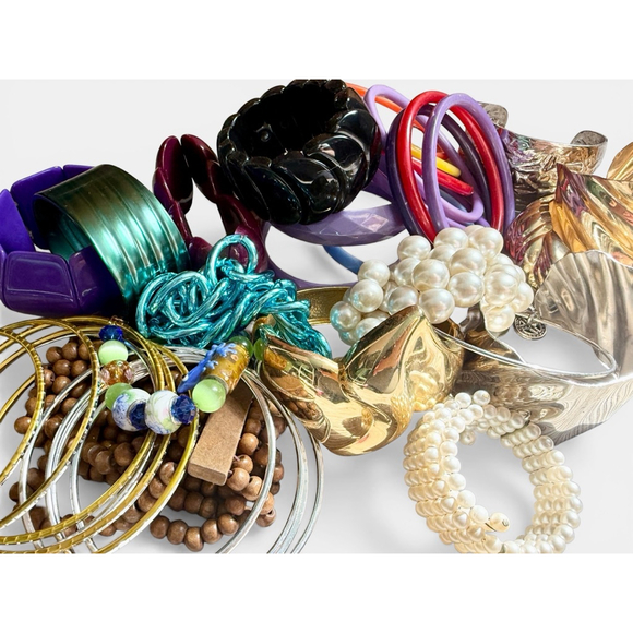 Huge Vintage Jewelry Lot 107 pcs Mixed Necklaces Bracelets Earrings Brooches - Picture 15 of 16